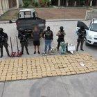 En total se encontró 251 paquetes rectangulares, que contenían cocaína.