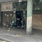 Policias recaban indicios en el lugar del suceso.