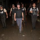 Una de las cosas que resalta la población en el gobernador Javier Buitrón es su activa participación en los operativos antidelictivos.