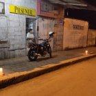 Habitantes de San Isidro encienden velas en sus viviendas y calles, pidiendo por paz y seguridad tras las recientes matanzas.