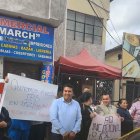Jubilados y pensionistas protestan frente al Hospital del IESS de Riobamba, exigiendo mejoras en la atención y en los suministros médicos