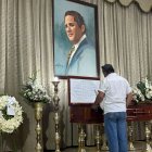 Los restos de Fresia Saavedra se velan en Radio Cristal.