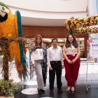 Mall del sur rinde homenaje a Guayaquil con esculturas de flores.