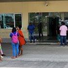 Parientes y vecinos acudieron a la casa de salud para enterarse del estado del joven.