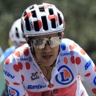 Richard Carapaz de EF Education - EasyPost coronando otra montaña en la etapa 20.