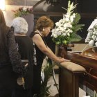 Hilda contempló el cuerpo de su madre. Allí se mantuvo sollozando por unos minutos.