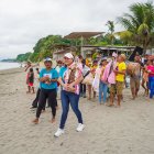 Los creyentes llevan sus imágenes para la procesión.