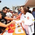 A Marcela Aguiñaga le entregaron una filipina (chaqueta) de cocina como la del chef colombiano Jorge Rausch, pero con su nombre.