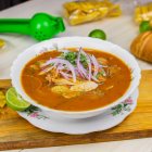 El encebollado es una sopa tradicional de nuestra Costa que está compuesta por pescado, yuca y cebolla colorada.