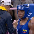 La boxeadora ecuatoriana recibió la asistencia de su entrenador en los octavos de final de París 2024