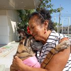 Gioconda y Tatiana se abrazan de alegría por estar juntas.