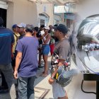 Larga fila de personas en la oficina de Worldcoin en Sauces 6.