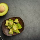 Para que lo sepas el aguacate es una excelente fuente de fibra dietética, que es esencial para una digestión saludable.