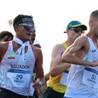 Daniel Pintado (izq.), en los 20 km marcha de París 2024.