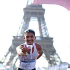 El marchista ecuatoriano no perdió la oportunidad de mostrar la foto de sus hijos Nico y Monse, tras ganar la medalla de oro al pie de la Torre Eiffel.