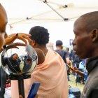 Escáner del iris de una persona a través de una esfera metálica en Kenia.