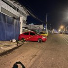 A lo largo de la calle De los Eucaliptos quedaron los cadáveres de los tres baleados. Según la Policía, no serían víctimas colaterales.
