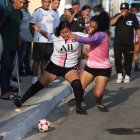 Dos jugadoras se disputan la pelota entre codazos y patadas.