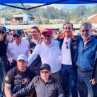 Los miembros del team Gilbert con los premios ganados en el circuito.