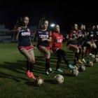 Un grupo de mujeres se reúne por las noches para practicar fútbol, disciplina que las ayuda a sacar el estrés de la cotidianidad.