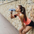 Mantenerse bien hidratado mejora tu rendimiento, previene calambres y lesiones, y acelera la recuperación.