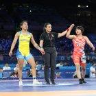 Tsugumi Sakurai de Japón (d) se llevó la victoria ante Luisa Valverde de Ecuador en París 2024
