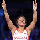 Paris (France), 07/08/2024.- Lucia Yamileth Yepez Guzman of Ecuador wins her bout against Andreea Beatrice Ana of Romania in their Women Freestyle 53kg 1/8 final bout of the Wrestling competitions in the Paris 2024 Olympic Games, at the Champs-de-Mars Arena in Paris, France, 07 August 2024. (Francia, Rumanía) EFE/EPA/YAHYA ARHAB