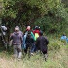 Amigos del conductor llevan sogas y otras herramientas para rastrear el cuerpo del desaparecido.