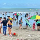 Las playas de Esmeraldas acogieron gran número de turistas durante el feriado.