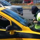 El agente quedó sobre el capó por varios metros hasta que cayó al pavimento.