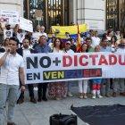 Decenas de venezolanos se manifestaron de forma pacífica este sábado en Zaragoza para pedir la libertad de su país natal y denunciar, con las actas en la mano, el fraude de los recientes comicios presidenciales del 28 de julio.