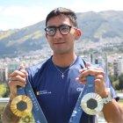 La felicidad de Daniel Pintado al posar con las medallas olímpicas que ganó en París.