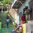 La comunidad lucha por encontrar la normalidad en medio del caos.