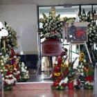 Junto al féretro de Jordan Maigua se colocó una foto con su preciada motocicleta.