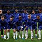 Moisés Caicedo con la banda de capitán del Chelsea.