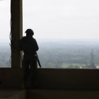 Un militar vigila desde lo alto de una mina en el cantón Ponce Enríquez, una zona disputada entre bandas criminales por el control del oro.