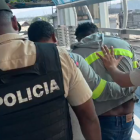 El hombre fue ayudado por la Policía Nacional.