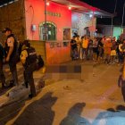 El cuerpo del adulto quedó tendido a un costado de la calle. Policías llegaron al sitio.