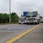 Los carros más grandes suelen liderar los convoyes de paso por el anillo vial de Quevedo.