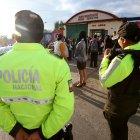 Policías y agentes de tránsito dieron resguardo afuera de los colegios.