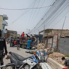 Los cuerpos fueron sacados de la vivienda y embarcados en una camioneta.
