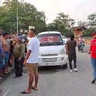 La gente acudió al sitio para ayudar a los sobrevivientes, que fueron llevados a un hospital.