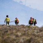 Bomberos de Cuenca apagando un incendio forestal.