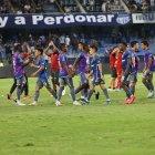 Los jugadores de Emelec y su frustración tras ser eliminados de la Copa Ecuador.