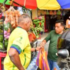 Alberto atiende a los clientes con mucha amabilidad.