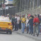 Durante la paralización de buses, los ciudadanos se han visto obligados a recurrir inesperadamente al servicio de taxis, lo que ha complicado su economía.