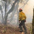 Bomberos combaten el incendio de Sigchos.