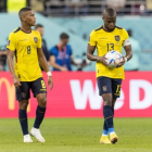 Carlos Gruezo (i) junto a Enner Valencia en un partido de la selección de Ecuador