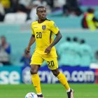Jhegson Méndez jugando para la selección de Ecuador