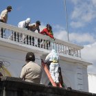 El cuerpo estaba colgando de un edificio municipal, en Cayambe.